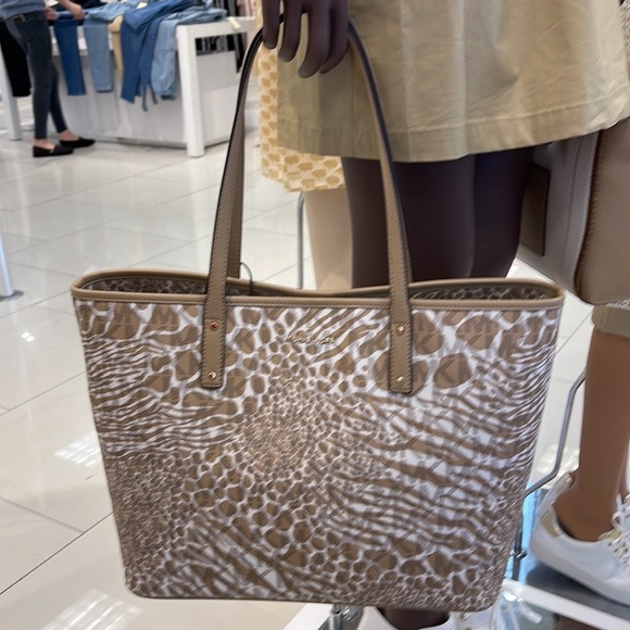 Michael Kors, this Carter Signature Animal Print Semi Lux Open Tote Handbag 
NWT - Picture 5 of 16